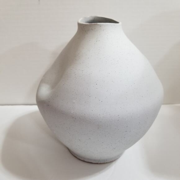 Textured terrcotta vase light gray with small black specks - Picture 8 of 16